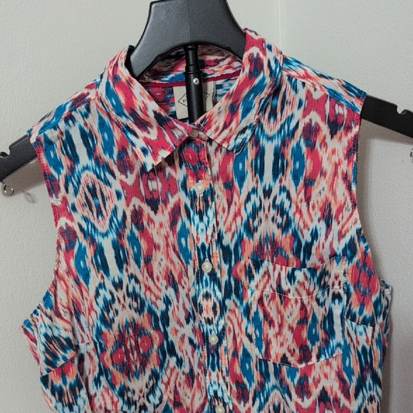 St. John's Bay Red Blue Geometric Sleeveless Top Blouse Size M Summer Chic - Picture 3 of 9